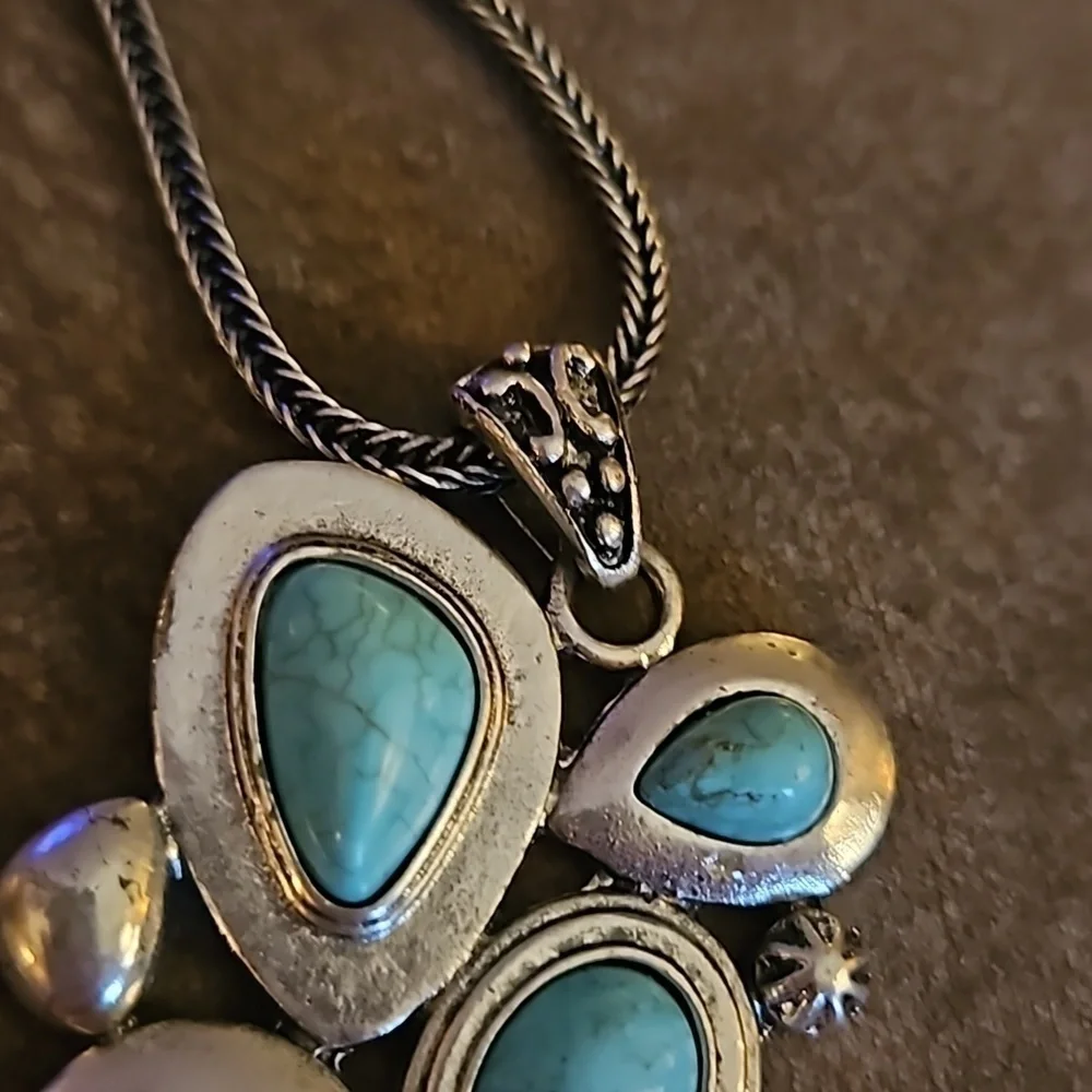 VTG Abstract Geometric Howlite Pendant Chain Necklace